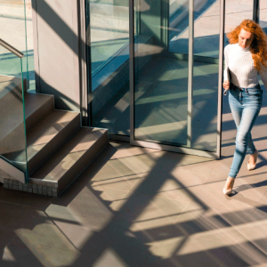 Puertas de cristal automáticas: soluciones modernas para comercios y residencias de alto nivel