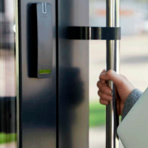 Seguridad integral: sistemas de control, cámaras y puertas automatizadas