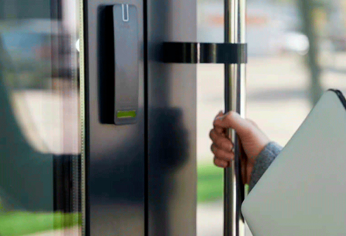 Seguridad integral: sistemas de control, cámaras y puertas automatizadas